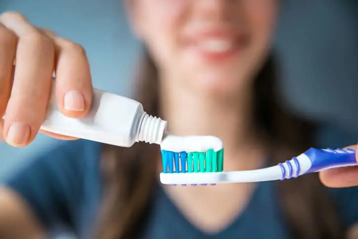 clean-toothbrush-between-uses