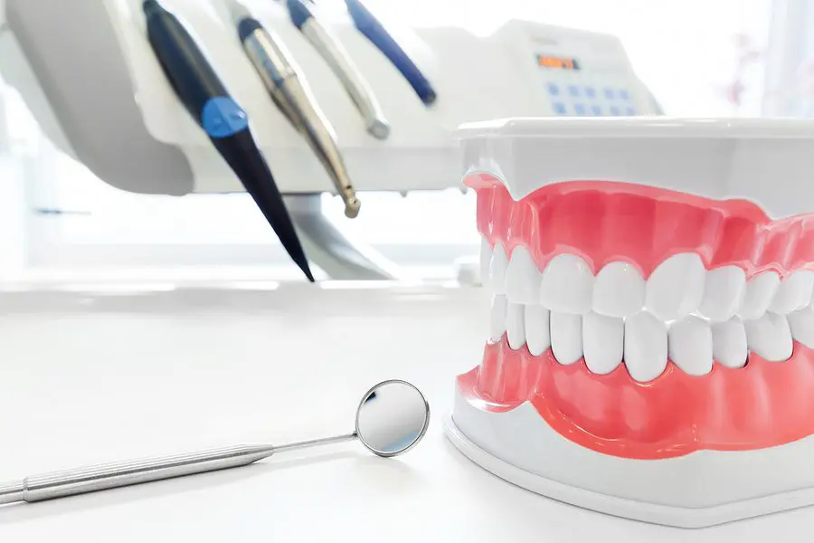 Clean teeth denture, dental jaw model, mirror and dentistry inst
